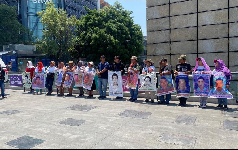 Los familiares de los 43 estudiantes desaparecidos en Iguala, Guerrero, en septiembre de 2014, se reunieron en la Estela de Luz como parte de una jornada de seis días llamada 