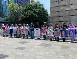 Los familiares de los 43 estudiantes desaparecidos en Iguala, Guerrero, en septiembre de 2014, se reunieron en la Estela de Luz como parte de una jornada de seis días llamada 
