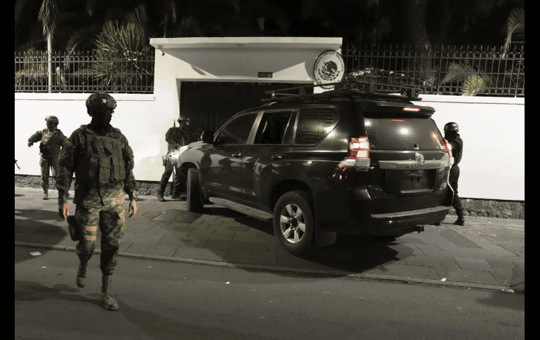 La tarde del 5 de abril de 2024, Ecuador desplegó un operativo militar en las inmediaciones de la Embajada de México para ingresar sin autorización. AP