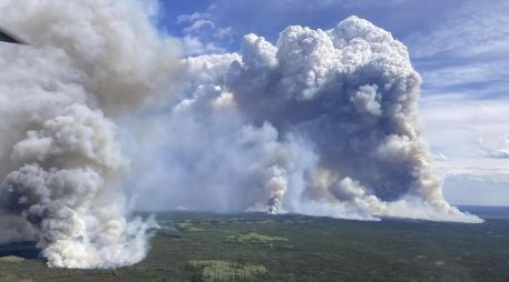 El incendio abarca 84 kilómetros cuadrados. ESPECIAL / THE CANADIAN PRESS/ AP
