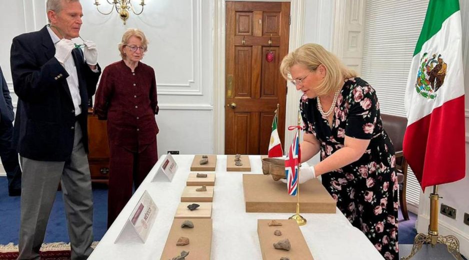 La embajadora Josefa González-Blanco Ortiz-Mena recibió 19 piezas arqueológicas para su repatriación. ESPECIAL / EFE