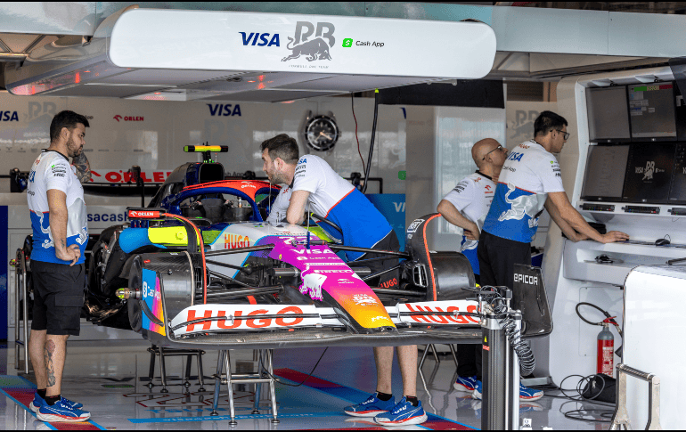 Miembros del equipo Red Bull trabajan en el auto, en el autódromo internacional de Miami Gardens. EFE/C.Herrera