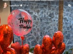 Le festejaron entre globos y flores que le pusieron un toque color rojo a la fiesta. ESPECIAL / IG / CYNOFICIAL