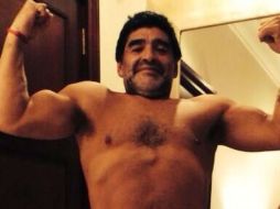 Diego Armando Maradona ha dejado de lado su estómago voluptoso a cambio de músculos. Tomada de @dalmaradona. ESPECIAL /
