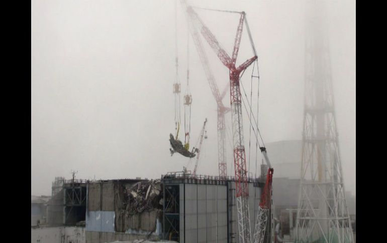Una grúa teledirigida de 600 toneladas llevó a cabo la extracción. EFE / TEPCO