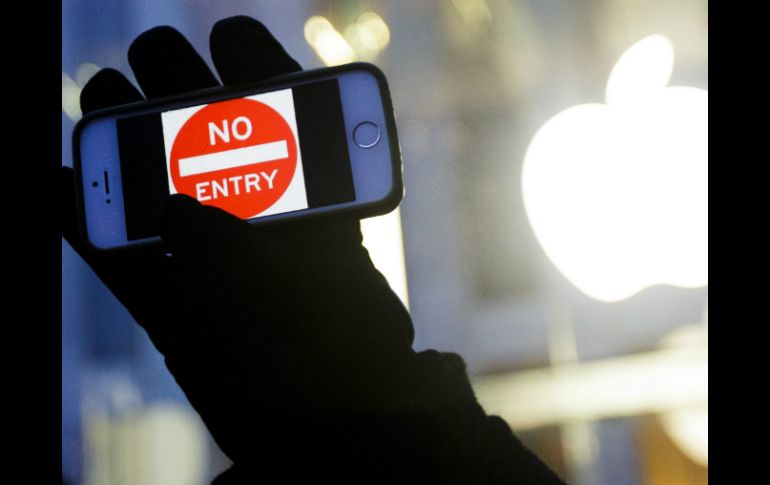 La semana pasada ordenaron a Apple desbloquear un iPhone que fue utilizado por uno de los autores del tiroteo en San Bernardino. EFE / ARCHIVO