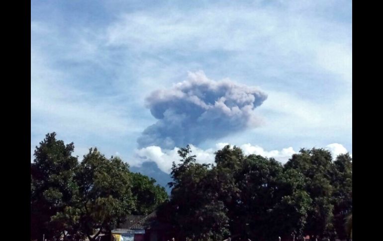 El Hijo de Rinjani, que cada año atrae a miles de turistas, ha entrado en los últimos meses varias veces en erupción. EFE /