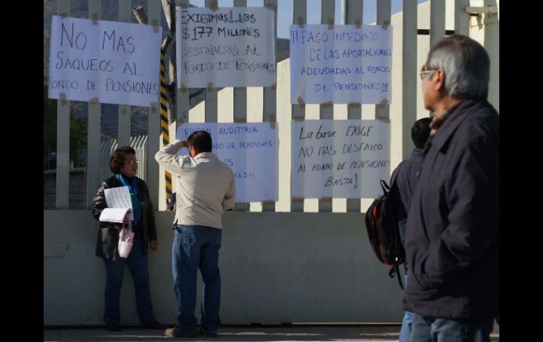 Burócratas sindicalizados cerraron las puertas de la Ciudad Administrativa y Judicial; exigen pago de prestaciones pendientes. SUN /