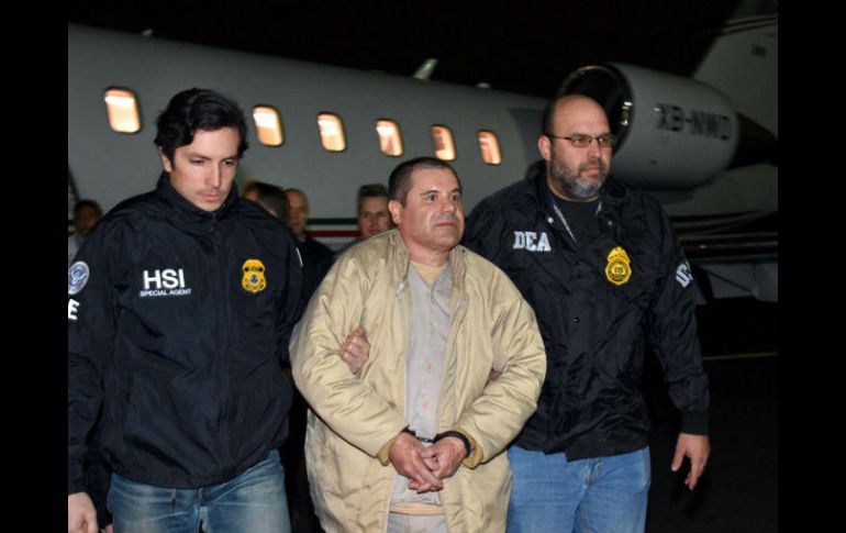 Joaquín Guzmán Loera fue extraditado el jueves 19 de enero a Nueva York, donde la justicia estatal presentó 17 cargos en su contra. AP / ARCHIVO