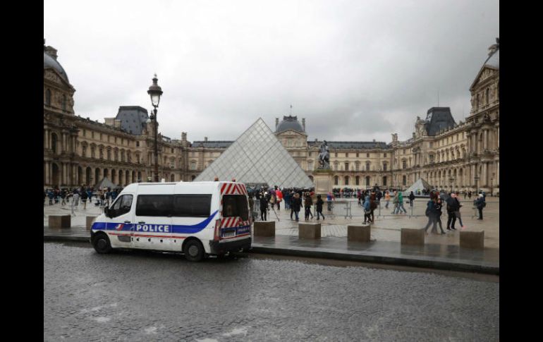 El hombre atacó con dos machetes a un grupo de militares en el carrusel del Museo del Louvre. AFP / J. Demarthon