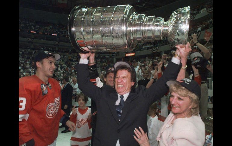 Ilitch celebra con la Copa Stanley que obtuvo con los Red Wings en 1998. AP / J. H. Gonzalez