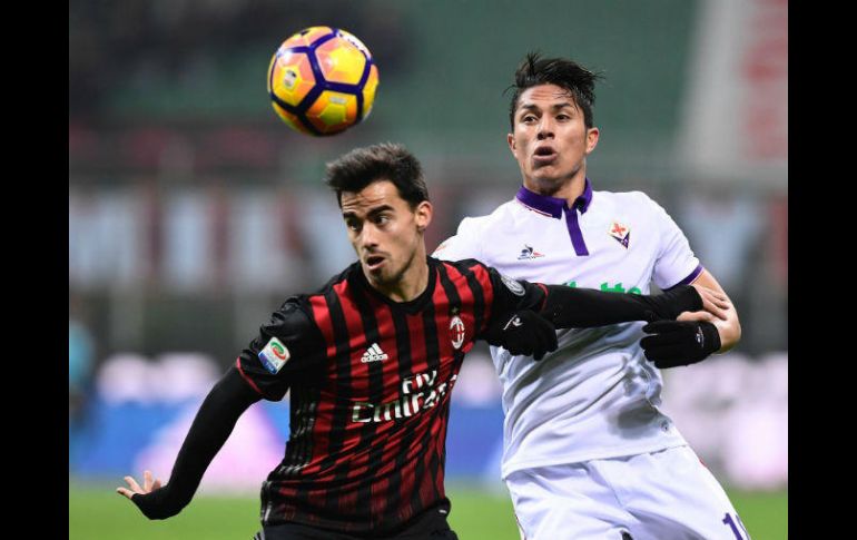 Salcedo (I) marca a Suso (D), jugador español del Milan. AFP / M. Medina