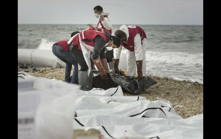 Ayer fueron encontrados 74 cuerpos de migrantes en una playa libia. EFE /