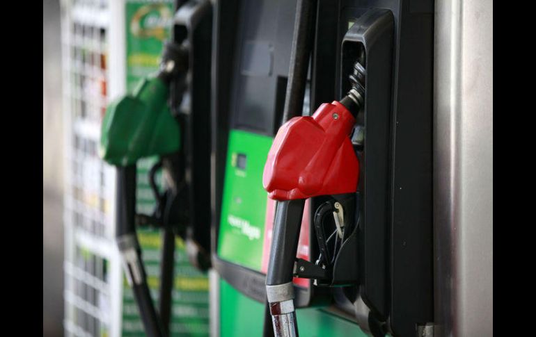Los precios mínimos de los combustibles serán de 15.28 y 17.06 pesos para la Magna y Premium, respectivamente. NTX / ARCHIVO