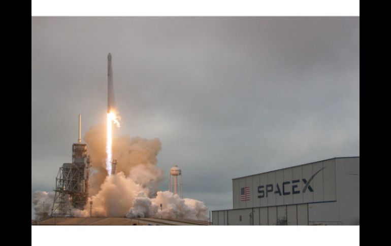 Sería la primera compañía privada en la historia en lanzar turistas en un viaje espacial. ESPECIAL / www.spacex.com