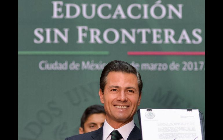 El martes, Peña Nieto promulgó las reformas a la Ley de Educación, que permiten la revalidación de estudios a ''dreamers''. EFE /