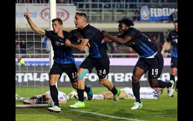 El suizo Freuler celebra el segundo gol del Atalanta. AP / P. Magni