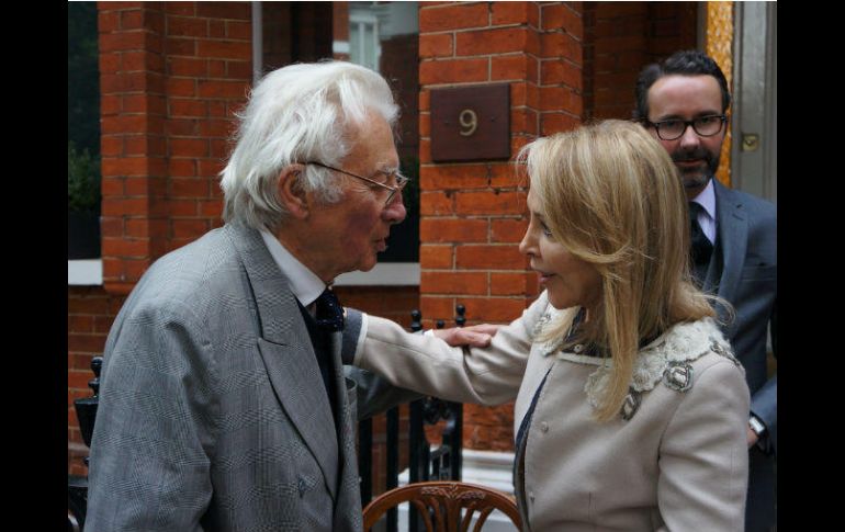 Silvia Lemus, viuda de Carlos Fuentes, saluda al historiador en Londres, en 2015. NTX / ARCHIVO