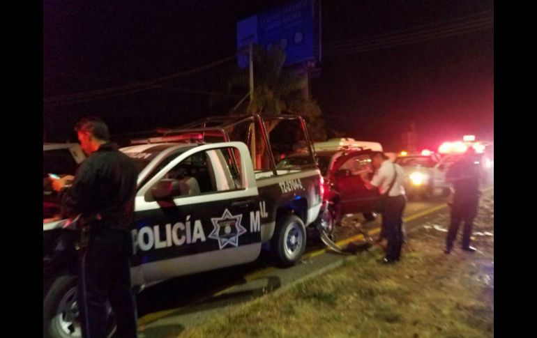 Ambos oficiales que circulaban en la unidad son reportados con lesiones leves; el conductor de la camioneta en estado regular. ESPECIAL / Policía Tlajomulco