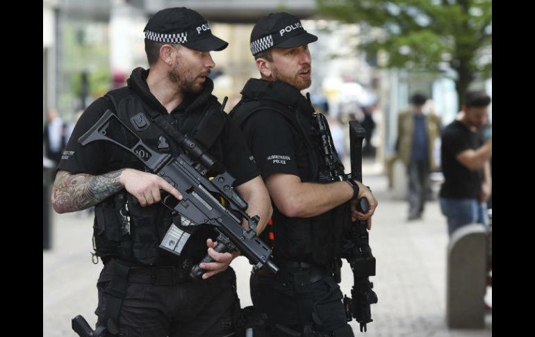Policías de Manchester patrullan por el centro de la ciudad, que retomó su actividad diaria en medio de fuertes medidas de seguridad. EFE / A. Rain