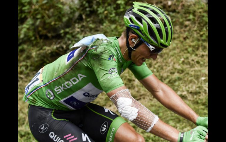 El alemán, con varias heridas y el ''maillot'', trató de continuar, pero finalmente tuvo que bajarse definitivamente de la bicicleta. AFP / J. Pachoud