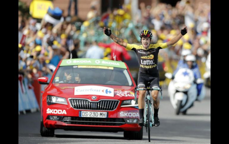 Primoz Roglic celebra tras ganar en solitario la etapa 17 del Tour. EFE / G. Horcajuelo