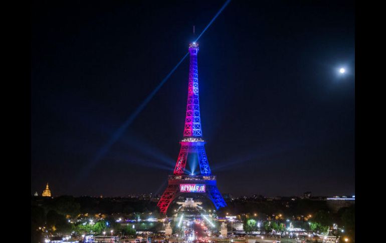 Anoche la Torre Eiffel estaba iluminada de forma extraordinaria con los colores del club de futbol Paris Saint-Germain. EFE / C. Petit
