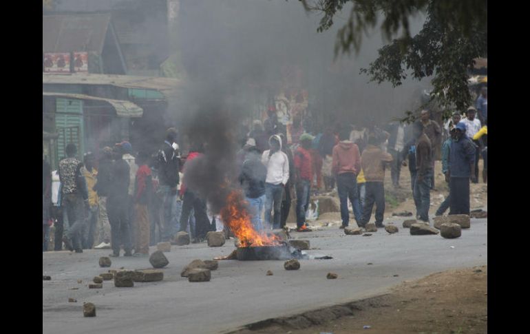 En Kisumu, la Policía usó gas lacrimógeno para dispersar a un pequeño grupo de manifestantes. AP / J. Delay