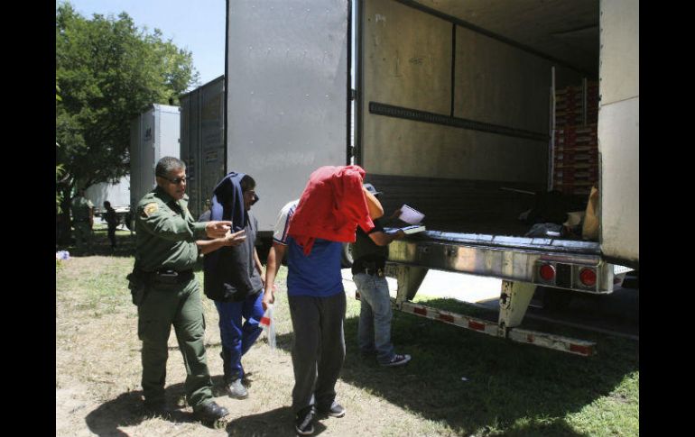 Los migrantes fueron encontrados dentro de la caja de un tráiler en Edinburg. AP / D. Lopez/The Monitor
