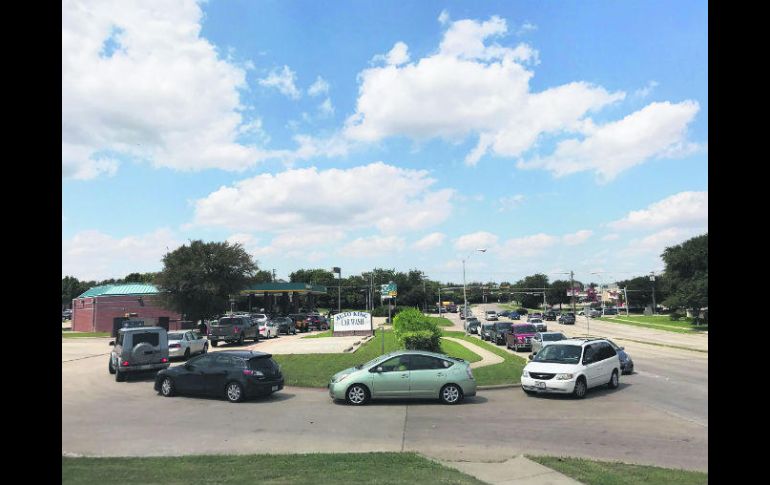 Largas filas. Automovilistas en las distintas ciudades de Texas se lanzaron ayer a las estaciones de gasolina. NTX /