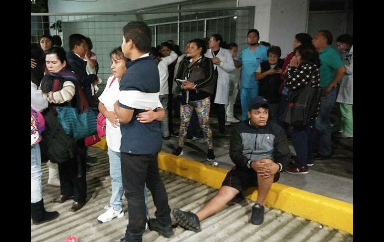 Pacientes y médicos de un hospital de Ciudad de México permanecen fuera de sus hogares tras el temblor. EFE / M. Guzmán