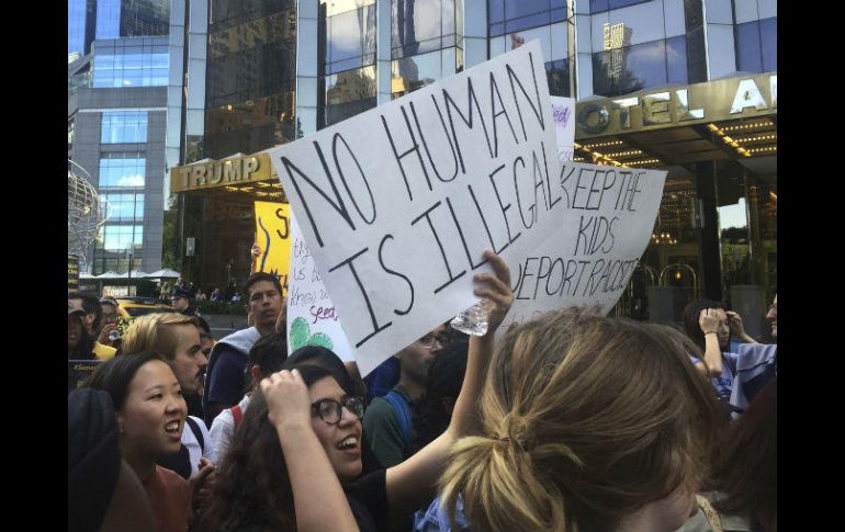 Manifestantes congregados afuera del Hotel Trump en Nueva York, se oponen a la cancelación del programa. AP / W. Mathis