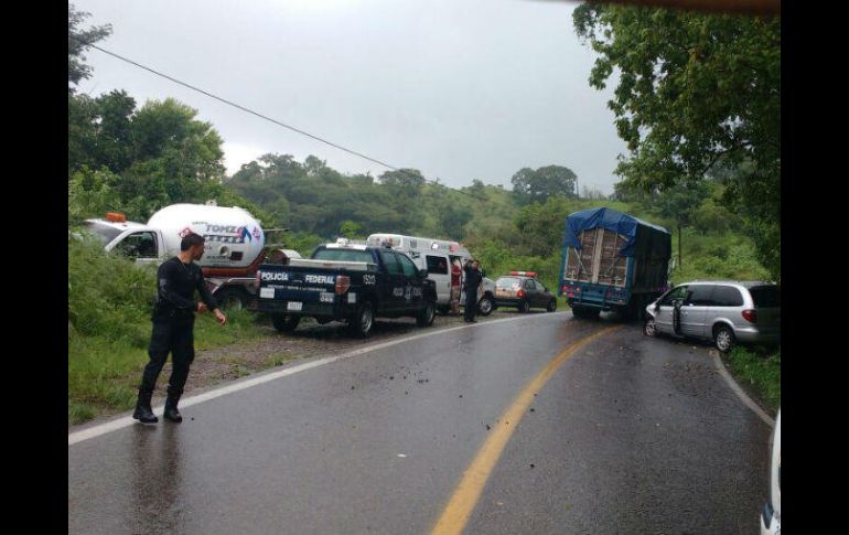 El impacto entre los vehículos provocó que ambos quedaran varados sobre la terracería. ESPECIAL / Protección Civil Jalisco