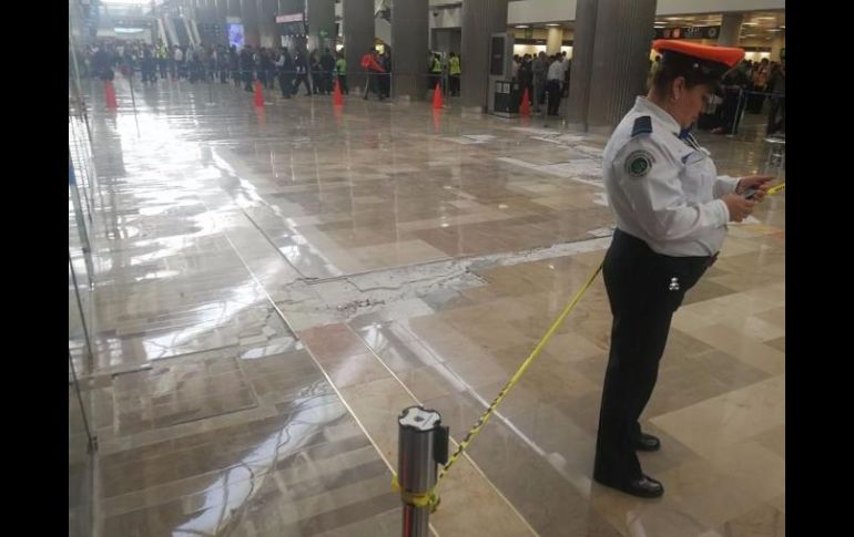 En superficies se observa desprendimiento de azulejos; trabajadores de la terminal resguardan las zonas dañadas. EL INFORMADOR / J. Lomelí