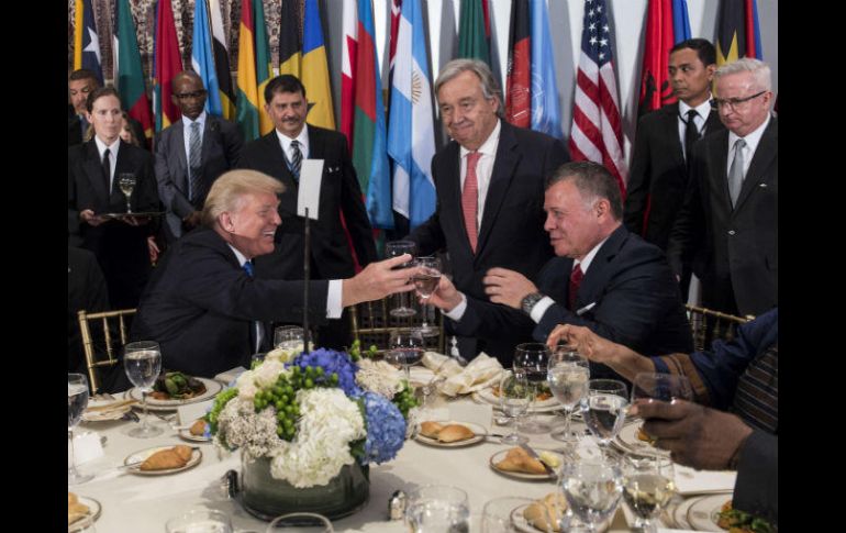 Antonio Guterres en medio de un brindis entre Trump y el rey de Jordania, en un banquete para jefes de estado. EFE / K. Haughton
