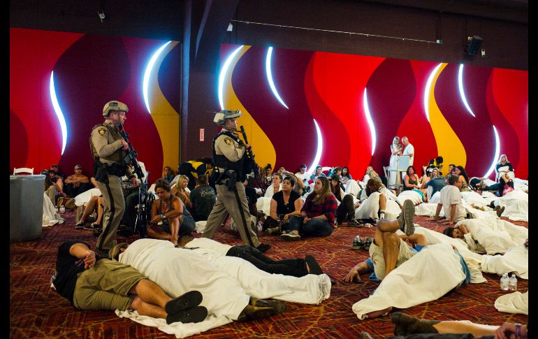 Elementos policiacos recorren un salón del centro de convenciones que fue habilitado como albergue seguro durante los momentos de crisis. AP / Las Vegas Review-Journal / C. Stevens