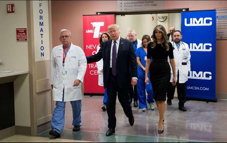Donald Trump camina acompañado por médicos del Centro Médico Universitario después de visitar a víctimas del tiroteo. AFP/D. Angerer