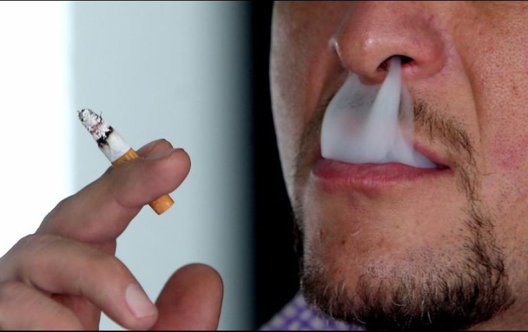 Además de que la tos que produce el tabaquismo también puede causar dolor de espalda, advierten. NTX / ARCHIVO