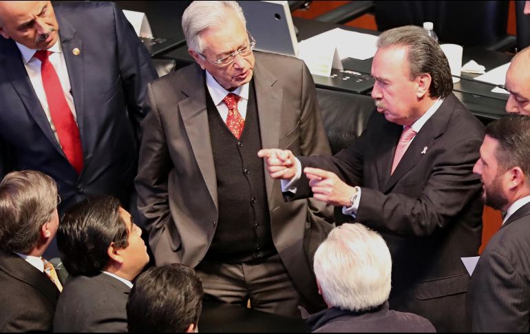 Los senadores Emilio Gamboa Patrón (derecha) y Manuel Bartlett (centro), entre otros legisladores, ayer durante la sesión de la Cámara alta. SUN/L. Godínez