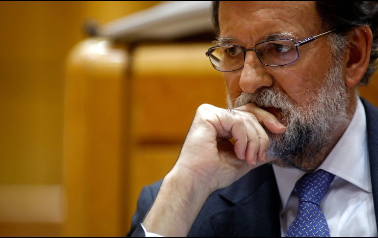 El jefe del Gobierno español afirma que el presidente del Ejecutivo catalán, Carles Puigdemont, es el único responsable de que se hayan activado esas medidas. AFP / O. del Pozo