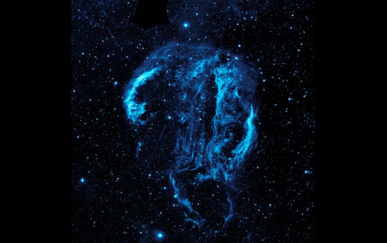 Bucles de polvo caliente y gas brillan en esta captura ultravioleta de la nebulosa del Velo en Cygnus. NASA/JPL-Caltech