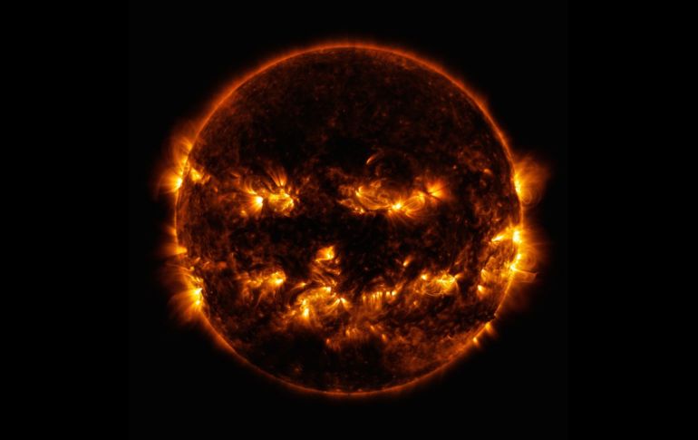 Esta imagen del Sol recuerda a la calabaza tallada a mano común en las celebraciones de Halloween. Dos juegos de longitudes de onda ultravioletas, de 171 y 193 angströms, se mezclan para dar tonos dorados y amarillos. NASA/SDO