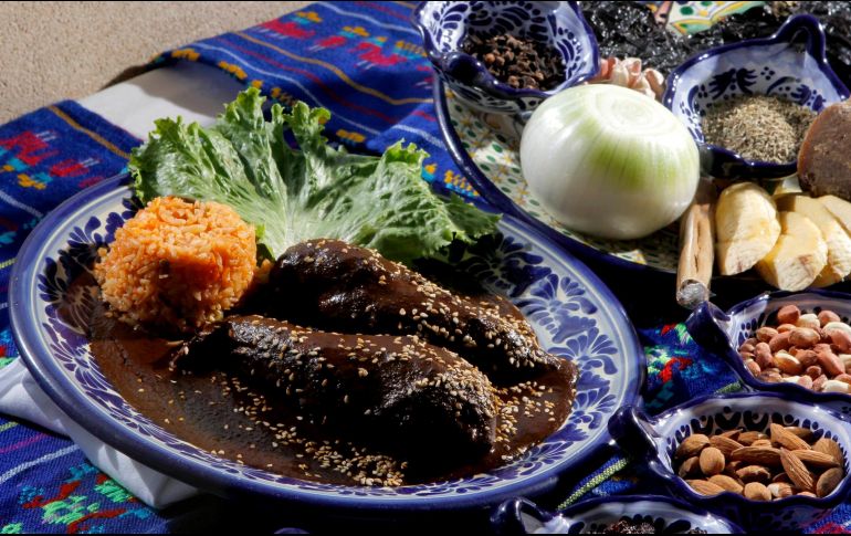 El consumo de tamales, el mole, el pan de muerto y otros platillos tradicionales, se puede derivar en un exceso de comida. NTX / ARCHIVO