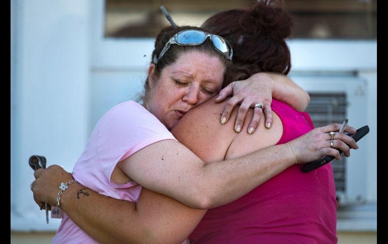 Carrie Matula abraza a una mujer cuyo padre murió en el tiroteo.