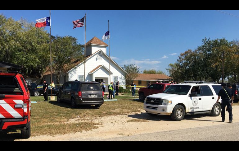 Personal de emergencias acude a un templo de Sutherland Springs, Texas, luego de un tiroteo este domingo. AP/KSAT