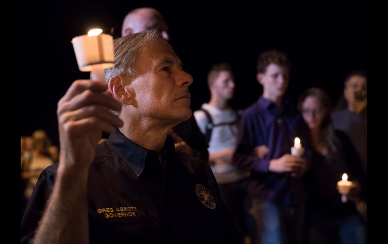 El gobernador de Texas, Greg Abbott, asiste a una vigilia por las víctimas. Abbott calificó el ataque como 