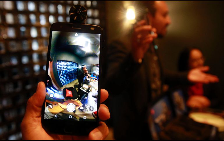 Los Moto Mods se adhieren magnéticamente al celular, uno de ellos es una cámara de 360 grados. EL INFORMADOR/M. Vargas