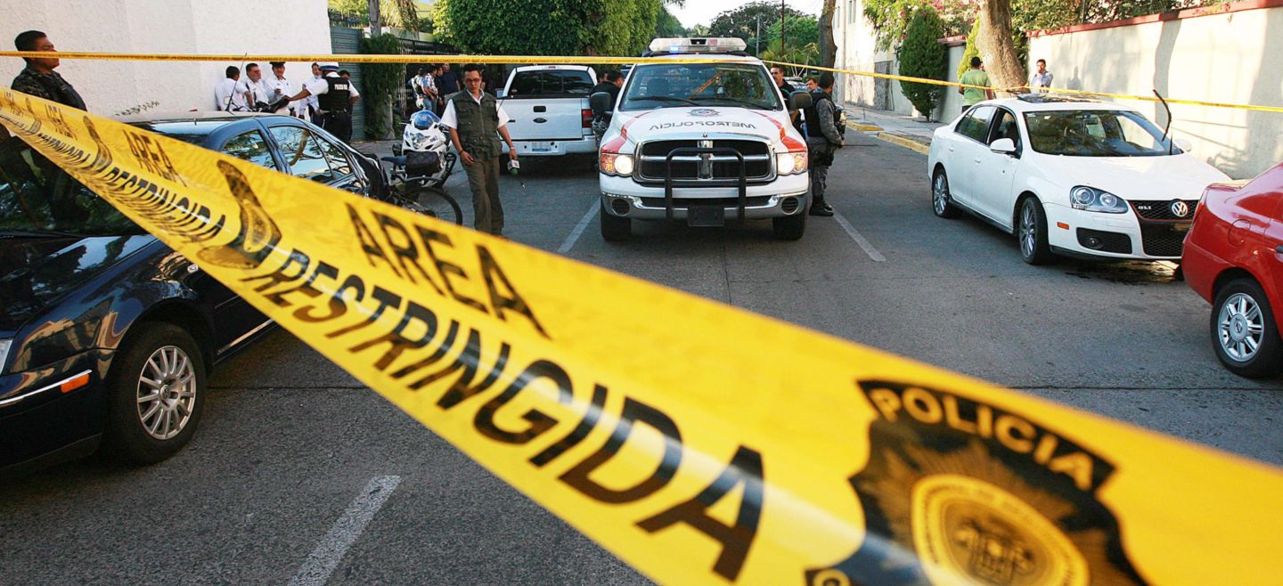 ENFRENTAMIENTO - POLICIA DE GUADALAJARA Y POLICIA FEDERAL FRUSTRAN ROBO DE UNA CAMIONETA LOBO Y DETIENEN A PRESUNTO DELINCUENTE EN UN AUTO BORA PLACAS JFD 18 17. EN EL CRUCE DE LAS CALLES 12 DE DICIEMBRE Y LA MERCED.