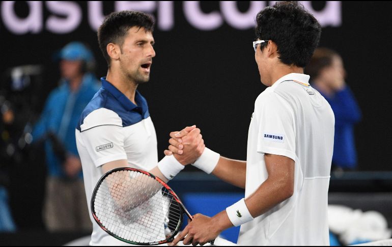 Hyeon Chung y Djokovic se felicitan mutuamente una vez finalizado el juego. AFP/S. Khan