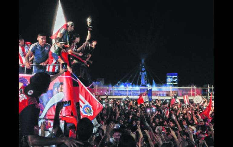 Jugadores de las Chivas hacen su arribo a La Minerva, en donde miles de seguidores los vitorearon. EL INFORMADOR / G. Gallo